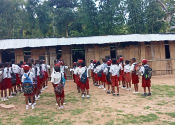 Siswa SDN Bes'ao mengikuti apel di depan gedung sekolah yang reot (Joe-KatongNTT)