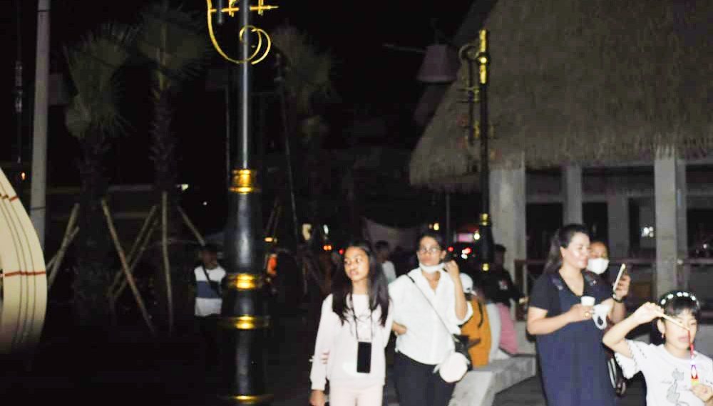 Warga yang berkunjung di lokasi wisata kuliner di depan hotel Aston Kupang masa bodoh dengan prokes disaat kasus Covid-19 meningkat (Joe-KatongNTT)