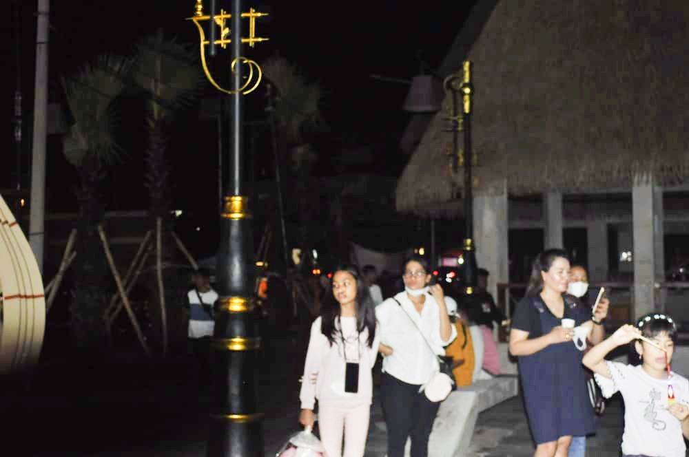 Warga yang berkunjung di lokasi wisata kuliner di depan hotel Aston Kupang masa bodoh dengan prokes disaat kasus Covid-19 meningkat (Joe-KatongNTT)