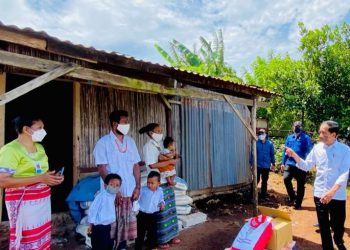 Presiden Jokowi berkunjung ke rumah keluarga yang memiliki anak stunting, di Desa Kesetnana, Kecamatan Mollo Selatan, Kabupaten TTS (Twitter Jokowi)