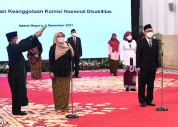 Presiden Jokowi melantik 7 Komisioner Komnas Disabilitas di Istana Negara pada 1 Desember 2021. (Setpres)