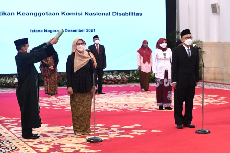 Presiden Jokowi melantik 7 Komisioner Komnas Disabilitas di Istana Negara pada 1 Desember 2021. (Setpres)