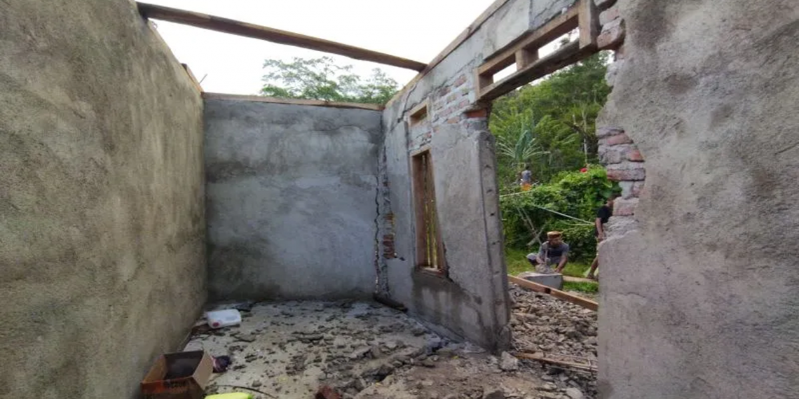 Kondisi keretakan pada lantai rumah salah seorang warga terdampak pergerakan tanah di Kampung Wae Munting, Kecamatan Sano Nggoang, Manggarai Barat, NTT, Minggu (27/3/2022) (ANTARA/Fransiska Mariana Nuka)