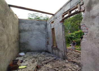 Kondisi keretakan pada lantai rumah salah seorang warga terdampak pergerakan tanah di Kampung Wae Munting, Kecamatan Sano Nggoang, Manggarai Barat, NTT, Minggu (27/3/2022) (ANTARA/Fransiska Mariana Nuka)