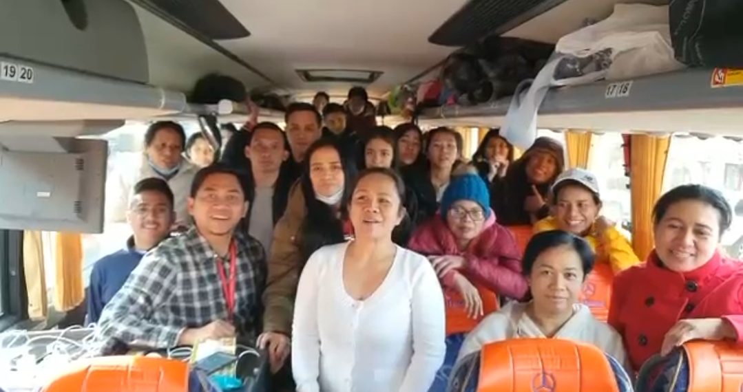 WNI yang tinggal di Ukraina dievakuasi melalui Odessa dan tiba dengan selamat di Rumania, 27 Februari 2022. (Kemenlu RI)