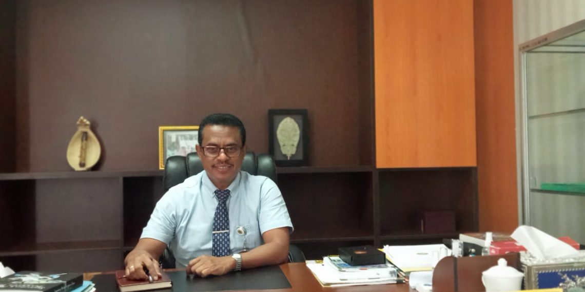 Rektor Undana (Universitas Nusa Cendana) Maxs U.E Sanam mendukung iklim demokrasi di Undana dan memimpin berdasarkan prinsip lead by ezample, saat diwawancara KatongNTT.com di ruang kerjanya, Jumat, 25 Februari 2022. (KatongNTT.com)