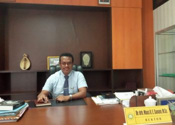 Rektor Undana (Universitas Nusa Cendana) Maxs U.E Sanam mendukung iklim demokrasi di Undana dan memimpin berdasarkan prinsip lead by ezample, saat diwawancara KatongNTT.com di ruang kerjanya, Jumat, 25 Februari 2022. (KatongNTT.com)