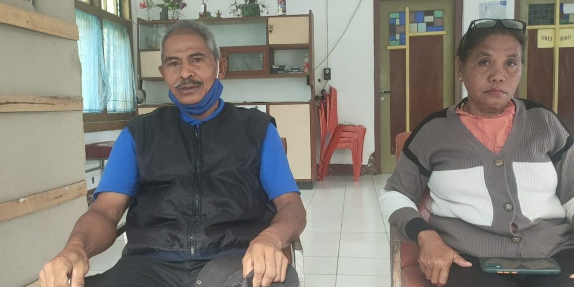 Gabriel Ulu Tunabenani, ayah Petrus Crisologus Tunabenani, dan Brigita Telik, ibu dari Klaudius Ukat saat diwawancara pada Senin, 21 Maret 2022 di Atambua tentang 7 ABK Indonesia hilang di Laut Mauritius, Afrika setahun lalu. Petrus dan Klaudius merupakan dua dari 7 ABK yang dinyatakan hilang.(Rita Hasugian- KatongNTT.com)