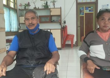 Gabriel Ulu Tunabenani, ayah Petrus Crisologus Tunabenani, dan Brigita Telik, ibu dari Klaudius Ukat saat diwawancara pada Senin, 21 Maret 2022 di Atambua tentang 7 ABK Indonesia hilang di Laut Mauritius, Afrika setahun lalu. Petrus dan Klaudius merupakan dua dari 7 ABK yang dinyatakan hilang.(Rita Hasugian- KatongNTT.com)