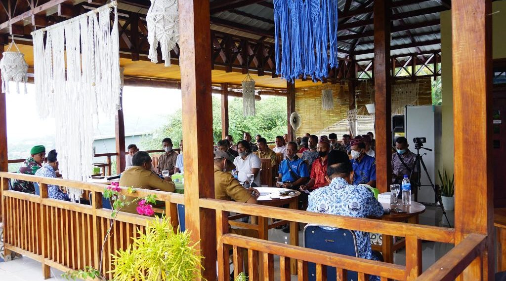 Bupati Manggarai Barat Edi Endi membahas sampah bersama Ketua RT se-Desa Gorontalo Kecamatan Komodo, di kantor Desa Gorontalo, beberapa waktu lalu (Ist)