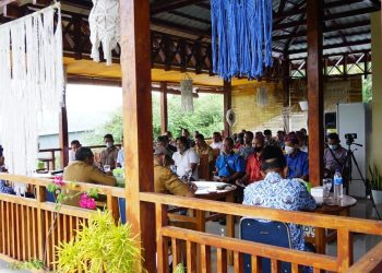 Bupati Manggarai Barat Edi Endi membahas sampah bersama Ketua RT se-Desa Gorontalo Kecamatan Komodo, di kantor Desa Gorontalo, beberapa waktu lalu (Ist)