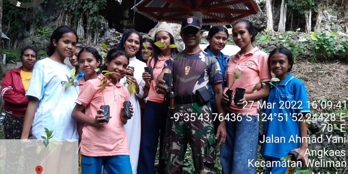 Anak muda di Malaka-NTT yang ikut dalam gerakan menaman pohon. Gerakan peduli lingkungan ini dimulai setelah wilayah NTT diterjang badai Seroja (dok.MPM)