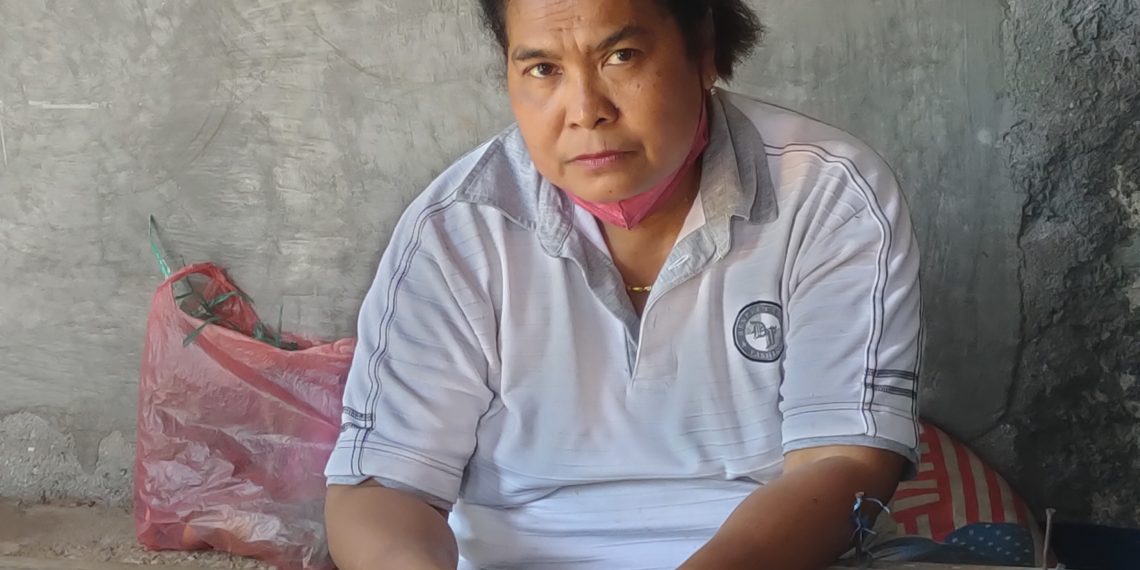 Katarina Kedo Pa, pengrajin kain tenun NTT selama lebih dari 20 tahun menenun kain ikat NTT di rumahnya di Kelurahan Belo, Kota Kupang, NTT. (KatongNTT.com)