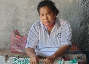 Katarina Kedo Pa, pengrajin kain tenun NTT selama lebih dari 20 tahun menenun kain ikat NTT di rumahnya di Kelurahan Belo, Kota Kupang, NTT. (KatongNTT.com)