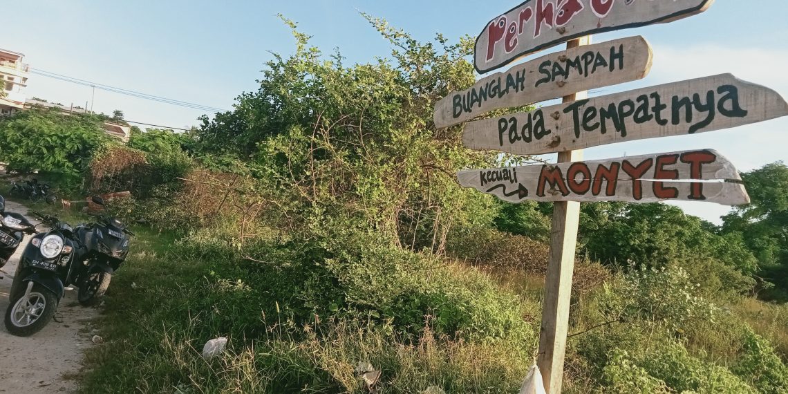 Sampah kepung Kota Kupang. Warga membuat papan larangan namun namun larangan itu tidak dihiraukan (Joe-KatongNTT)