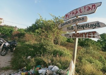 Sampah kepung Kota Kupang. Warga membuat papan larangan namun namun larangan itu tidak dihiraukan (Joe-KatongNTT)