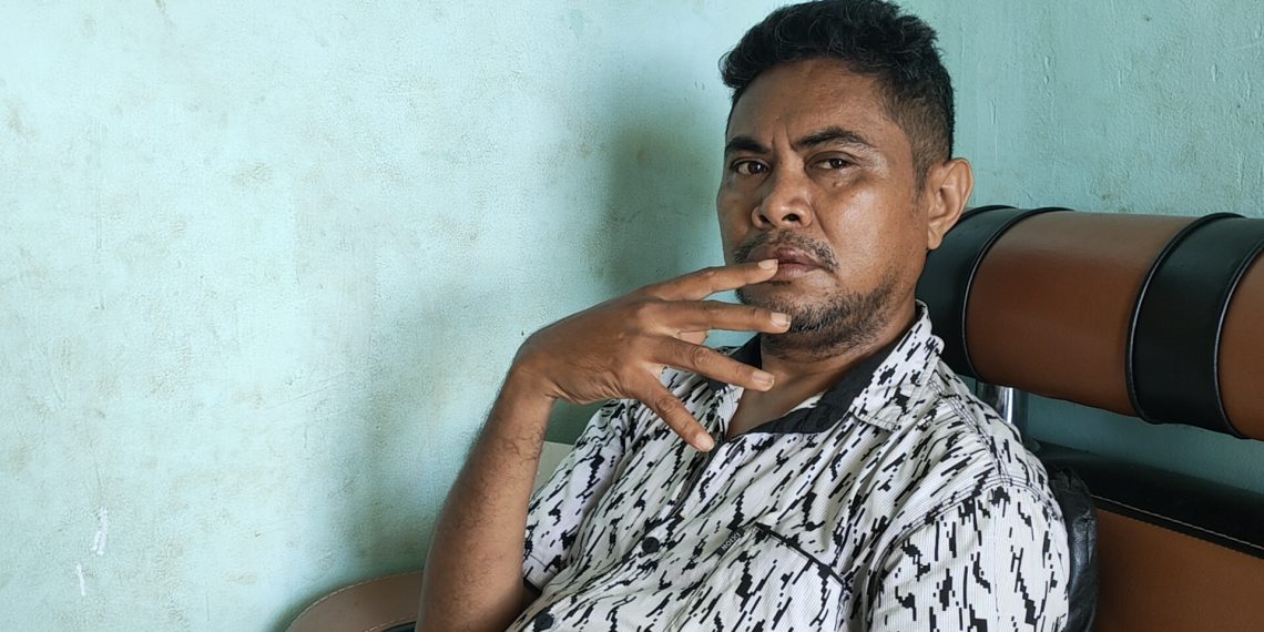 Fabianus Latuan, jurnalis Suara Flobamora.com menjelaskan kepada KatongNTT.com. Kamis, 27 April 2022 tentang percobaan pembunuhan atas dirinya oleh sekelompok pria tak dikenal di area parkir kantor PT Flobamor, Kota Kupang, NTT (KatongNTT)