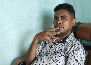 Fabianus Latuan, jurnalis Suara Flobamora.com menjelaskan kepada KatongNTT.com. Kamis, 27 April 2022 tentang percobaan pembunuhan atas dirinya oleh sekelompok pria tak dikenal di area parkir kantor PT Flobamor, Kota Kupang, NTT (KatongNTT)