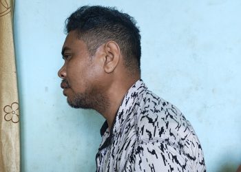 Jurnalis Fabianus Latuan dipukuli di bagian kepala, dada, dan punggung menggunakan batu karang oleh 2 pria tak dikenal usai mengikuti jumpa pers PT Flobamor pada Selasa, 26 April 2022 . (KatongNTT.com)