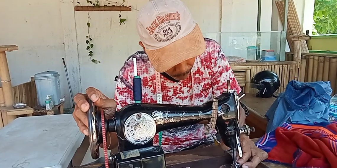 Supandi, penjahit keliling di Kota Kupang sedang permak pakaian pelanggan (Joe-KatongNTT)