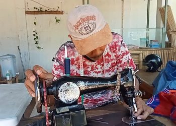 Supandi, penjahit keliling di Kota Kupang sedang permak pakaian pelanggan (Joe-KatongNTT)