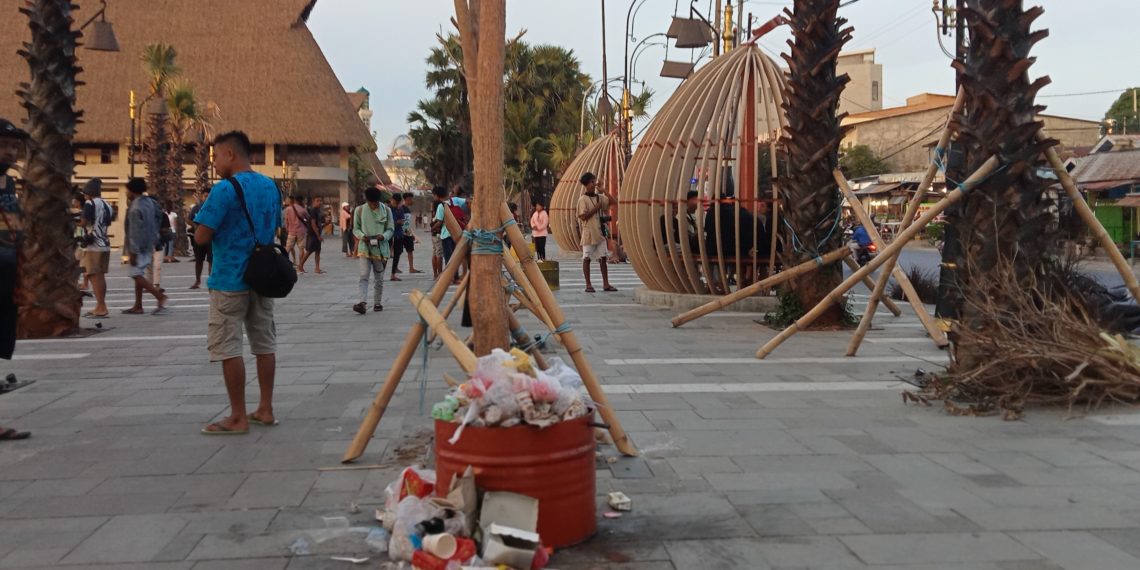 Sampah di Pusat Kuliner Kelapa Lima Kota Kupang berserakan di samping tempat sampah yang sudah penuh (Joe-KatongNTT)