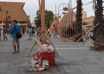 Sampah di Pusat Kuliner Kelapa Lima Kota Kupang berserakan di samping tempat sampah yang sudah penuh (Joe-KatongNTT)