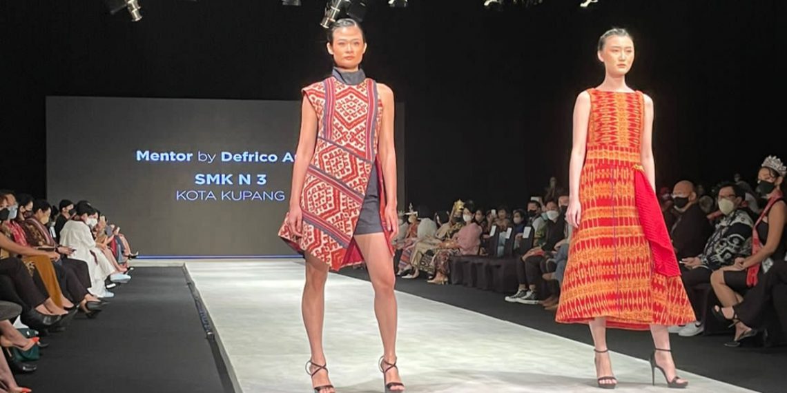 Busana karya Julyon Ndun, desainer muda NTT yang ditampilkan di Indonesia Fashion Week 2022