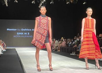 Busana karya Julyon Ndun, desainer muda NTT yang ditampilkan di Indonesia Fashion Week 2022