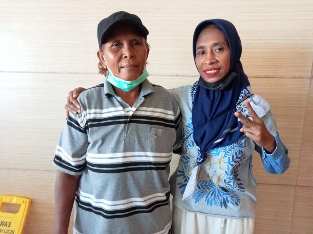 Maria Mbaddarudin (pakai topi), nelayan pesisir Kota Kupang saat ditemui KatongNTT, Kamis, 7 April 2022. (KatongNTT.com)