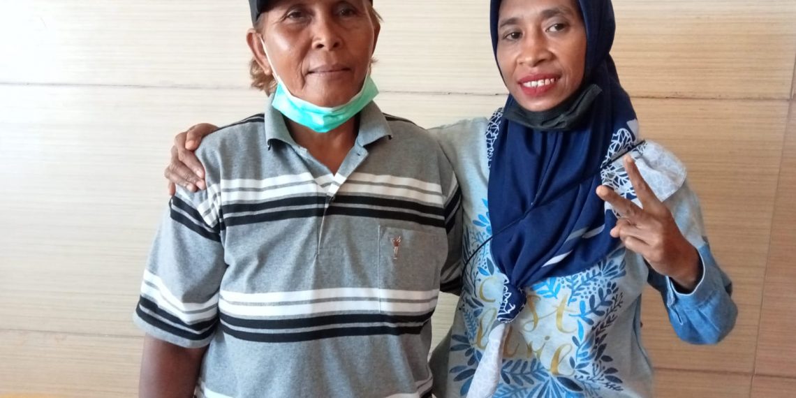 Maria Mbaddarudin (pakai topi), nelayan pesisir Kota Kupang saat ditemui KatongNTT, Kamis, 7 April 2022. (KatongNTT.com)