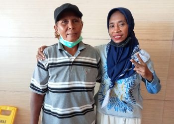 Maria Mbaddarudin (pakai topi), nelayan pesisir Kota Kupang saat ditemui KatongNTT, Kamis, 7 April 2022. (KatongNTT.com)