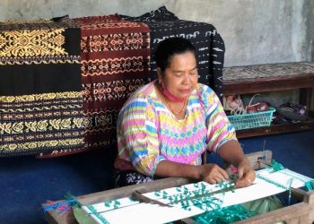 Katarina Kedo Pa, pengrajin tenun ikat NTT sedang memulai proses pembuatan motif tenun di rumahnya di Kelurahan Belo, Kota Kupang, Sabtu, 23 April 2022, (KatongNTT.com)