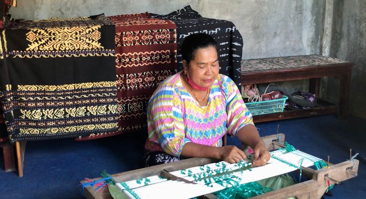 Katarina Kedo Pa, pengrajin tenun ikat NTT sedang memulai proses pembuatan motif tenun di rumahnya di Kelurahan Belo, Kota Kupang, Sabtu, 23 April 2022, (KatongNTT.com)