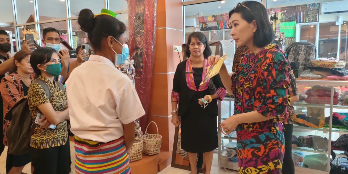 Ketua Dekranasda NTT Julie Laiskodat berdialog dengan siswa SLB Negeri Oelamasi di Kabupaten Kupang dan SLB Negeri Manekat di Kabupaten TTS saat mereka berkunjung ke gedung Dekranasda NTT, Kamis, 19 Mei 2022. (KatongNTT)