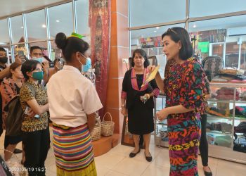 Ketua Dekranasda NTT Julie Laiskodat berdialog dengan siswa SLB Negeri Oelamasi di Kabupaten Kupang dan SLB Negeri Manekat di Kabupaten TTS saat mereka berkunjung ke gedung Dekranasda NTT, Kamis, 19 Mei 2022. (KatongNTT)