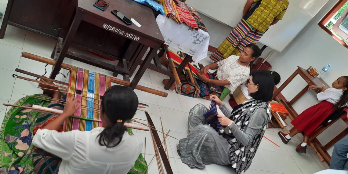 Bunda Julie berdialog dengan Siswa SLB Negeri Oelamasi di Kabupaten Kupang tentang ketrampilan menenun pada Sabtu 14 Mei 2022 (Dok Tim Komunikasi Dekranasda NTT)