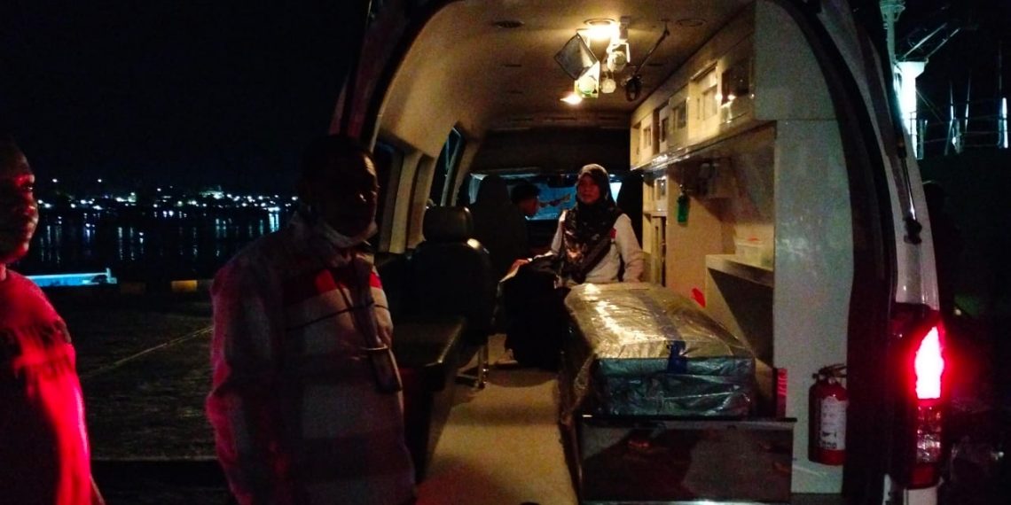 Jenazah PMI asal Ende diterima Kepala UPT. BP2MI Kupang di Larantuka (Dok. UPT. BP2MI Kupang)