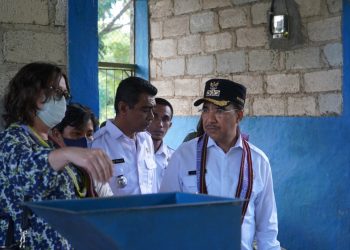 Konsulat Australia Bali, Anthea Griffin bersama Wali Kota Kupang, Jefri Riwu Kore meninjau pembuatan pupuk di Naioni (pkp)