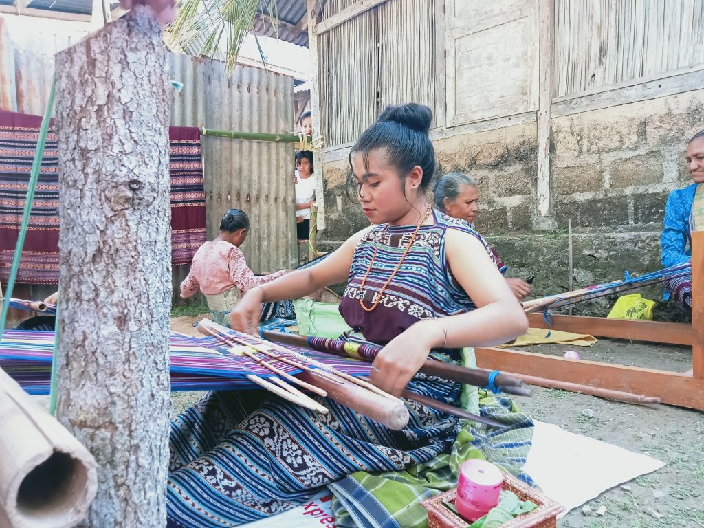 Sonia Tlonaen, salah satu generasi muda Helong yang mahir menenun (Joe-KatongNTT)