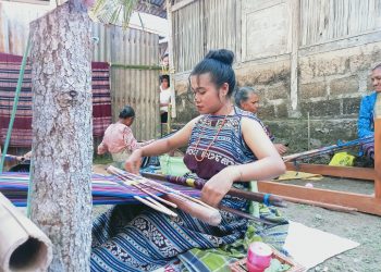 Sonia Tlonaen, salah satu generasi muda Helong yang mahir menenun (Joe-KatongNTT)