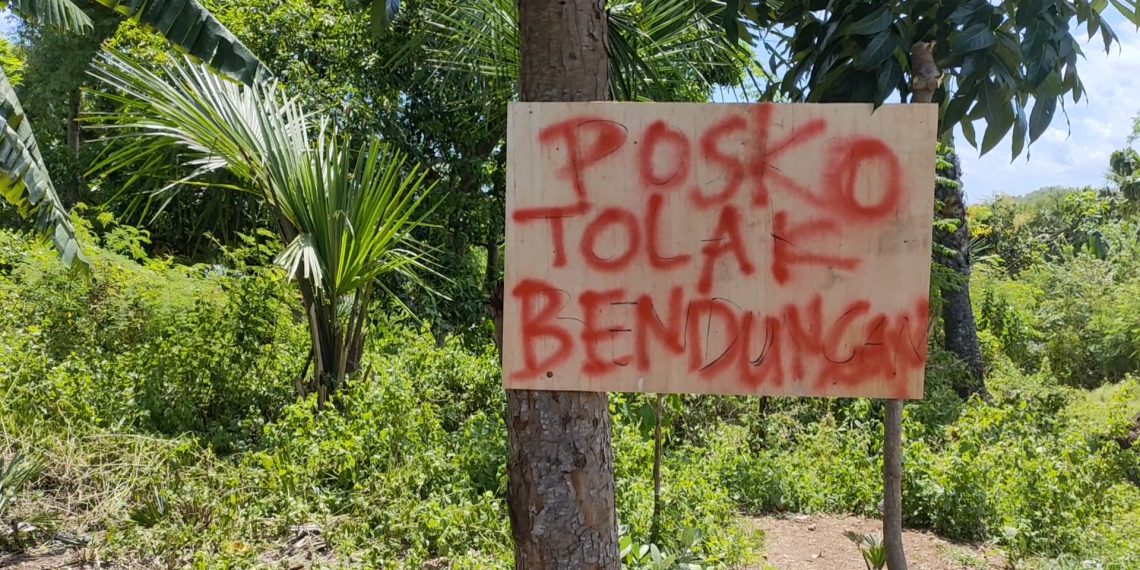 Warga Kolhua memasang tulisan penolakan pembangunan bendungan Kolhua (Rita-KatongNTT)