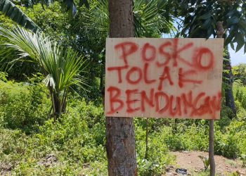 Warga Kolhua memasang tulisan penolakan pembangunan bendungan Kolhua (Rita-KatongNTT)