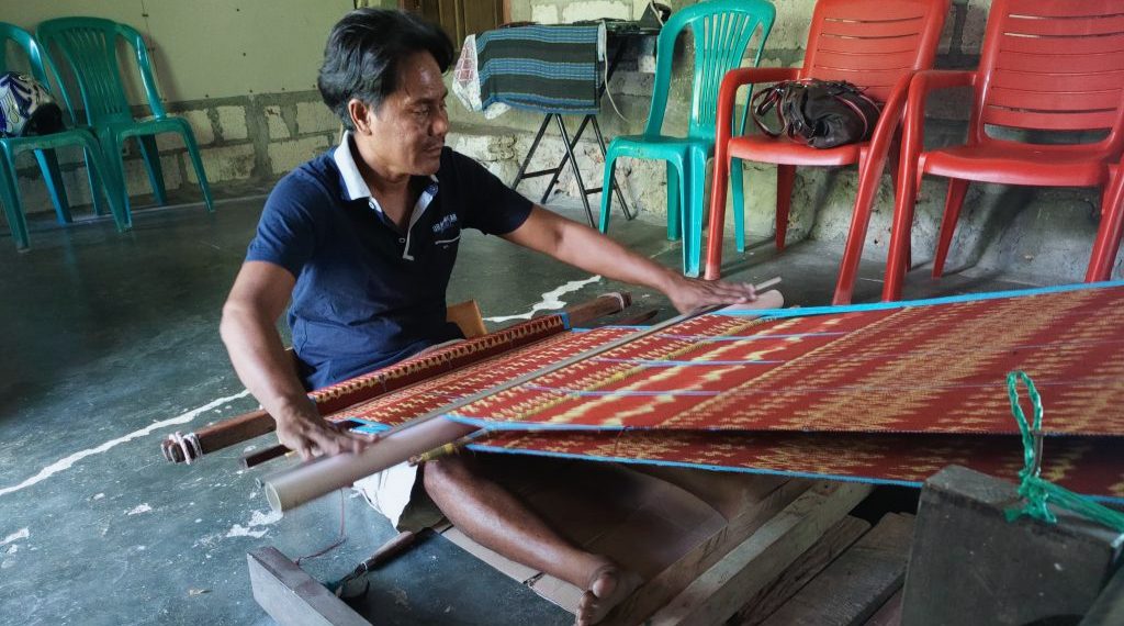 Mamata, suami Ina Koro, pengrajin tenun ikat menabrak aturan pria dilarang menenun . (KatongNTT.com)