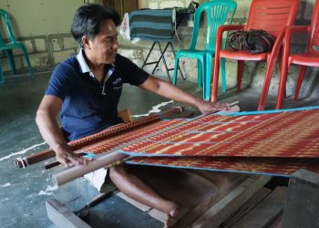 Mamata, suami Ina Koro, pengrajin tenun ikat menabrak aturan pria dilarang menenun . (KatongNTT.com)