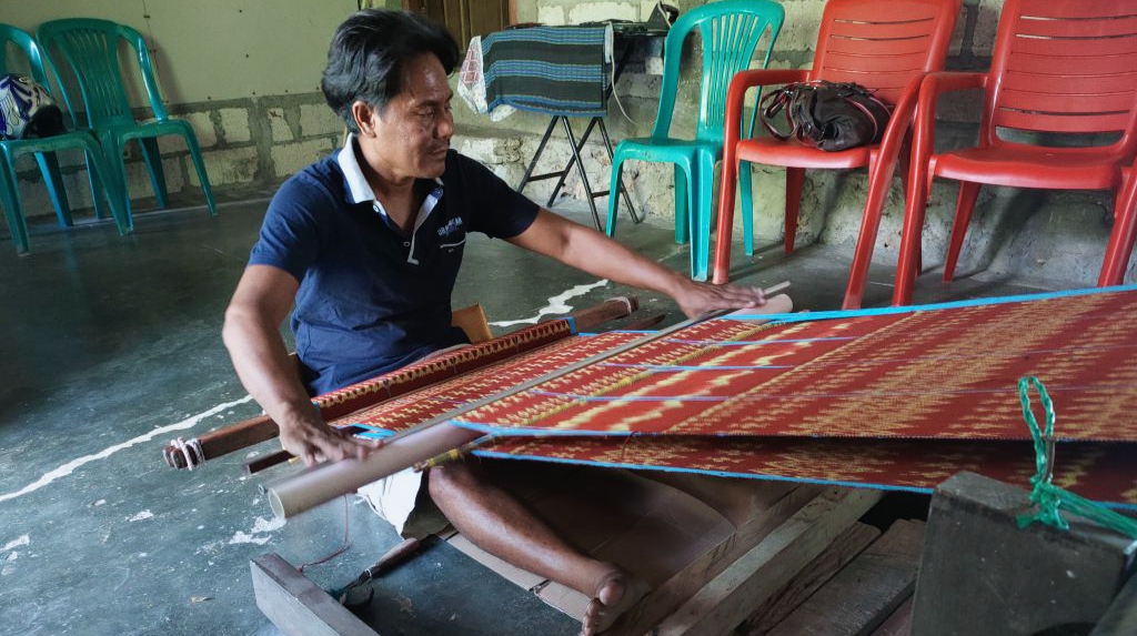 Mamata, suami Ina Koro, pengrajin tenun ikat menabrak aturan pria dilarang menenun . (KatongNTT.com)