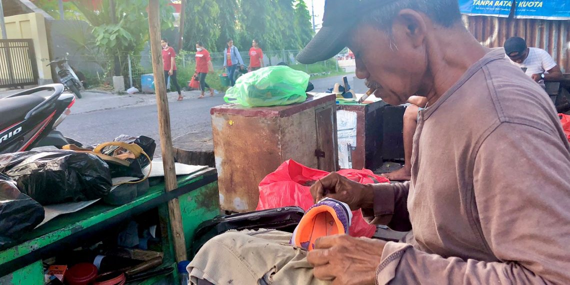 Mulyono, tukang sol sepatu dan sandal di pinggir Jalan Soeharto, Naikoten 1, Kupang, Provinsi NTT, 9 Mei 2022. (Ruth-KatongNTT)