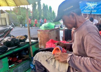 Mulyono, tukang sol sepatu dan sandal di pinggir Jalan Soeharto, Naikoten 1, Kupang, Provinsi NTT, 9 Mei 2022. (Ruth-KatongNTT)