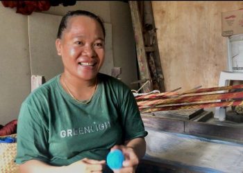 Ina Koro sedang menggulang benang atau lolo di ruang menenun di rumahnya di Kelurahan Manutapen, Kota Kupang, Provinsi NTT pada Sabtu, 7 Mei 2022. (KatongNTT.com)