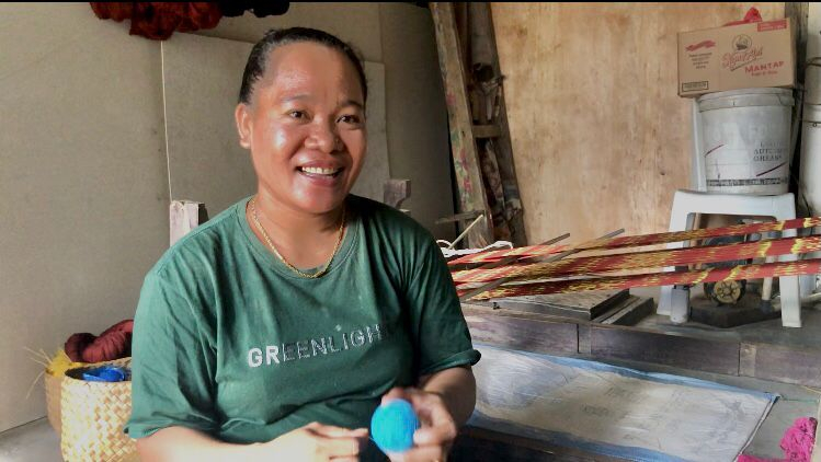 Ina Koro sedang menggulang benang atau lolo di ruang menenun di rumahnya di Kelurahan Manutapen, Kota Kupang, Provinsi NTT pada Sabtu, 7 Mei 2022. (KatongNTT.com)